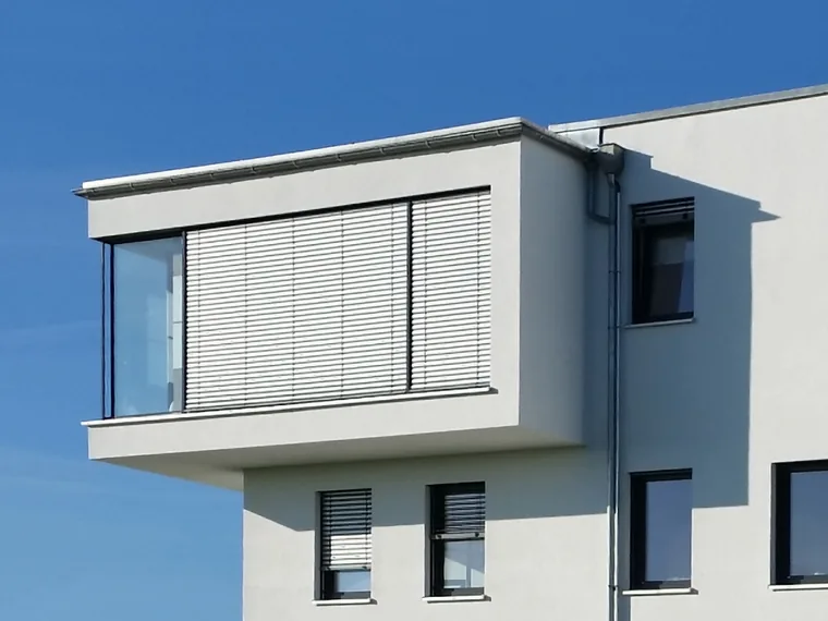 Heller Wohnraum mit WERU Fenster
