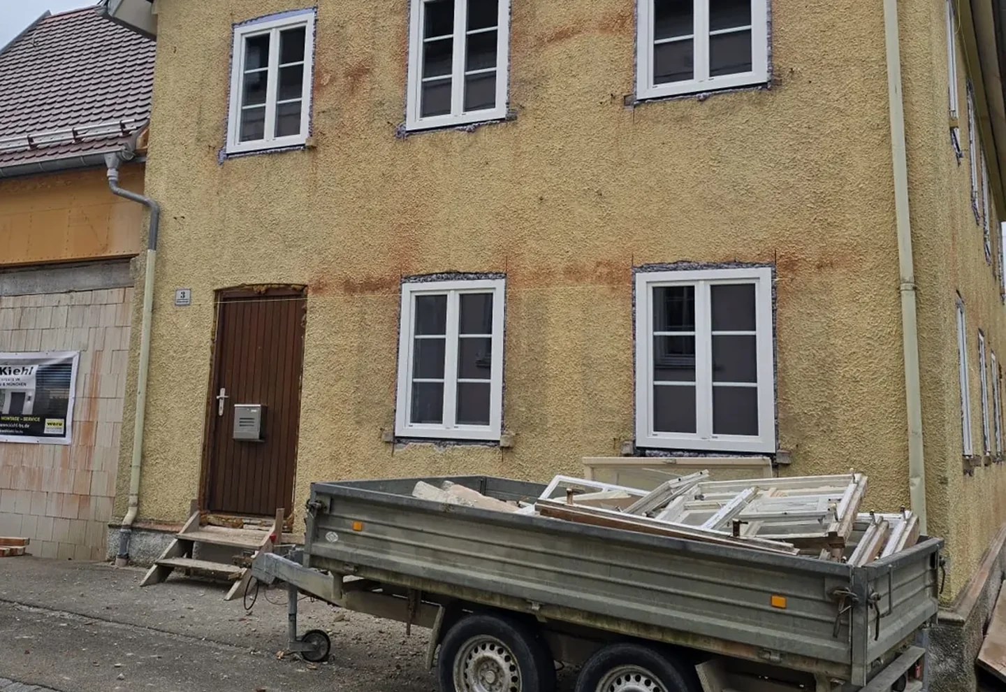 Nachher: dasselbe Erdgeschoss mit neuen weißen WERU Fenstern