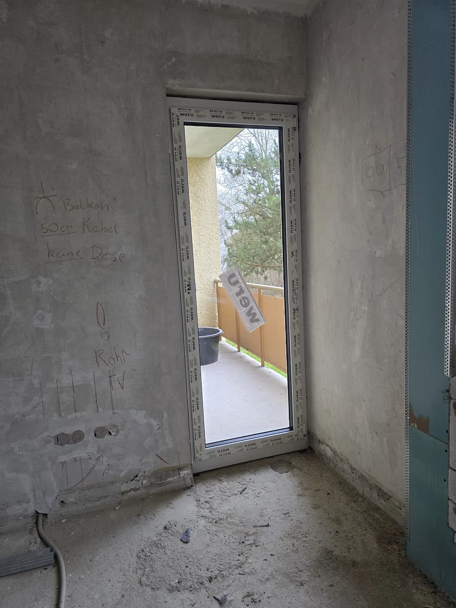 WERU Fenstereinbau mit Blick in den Garten
