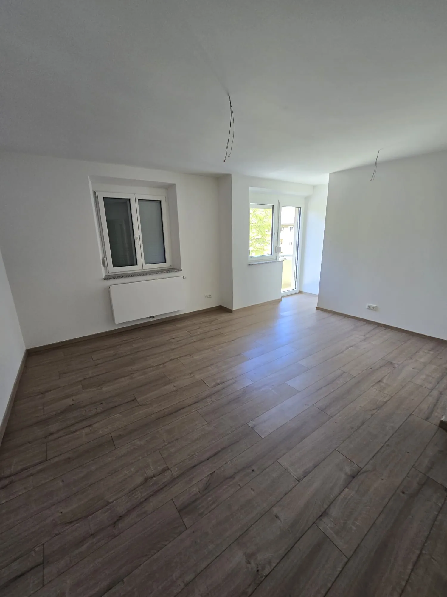 Fertig sanierter Wohnraum mit neuen Fenstern