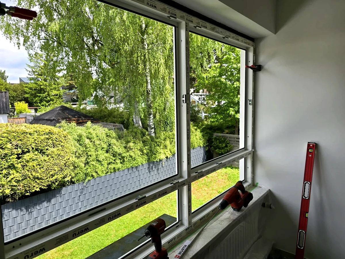 Großes Fensterelement mit Blick in den Garten nach dem Einbau
